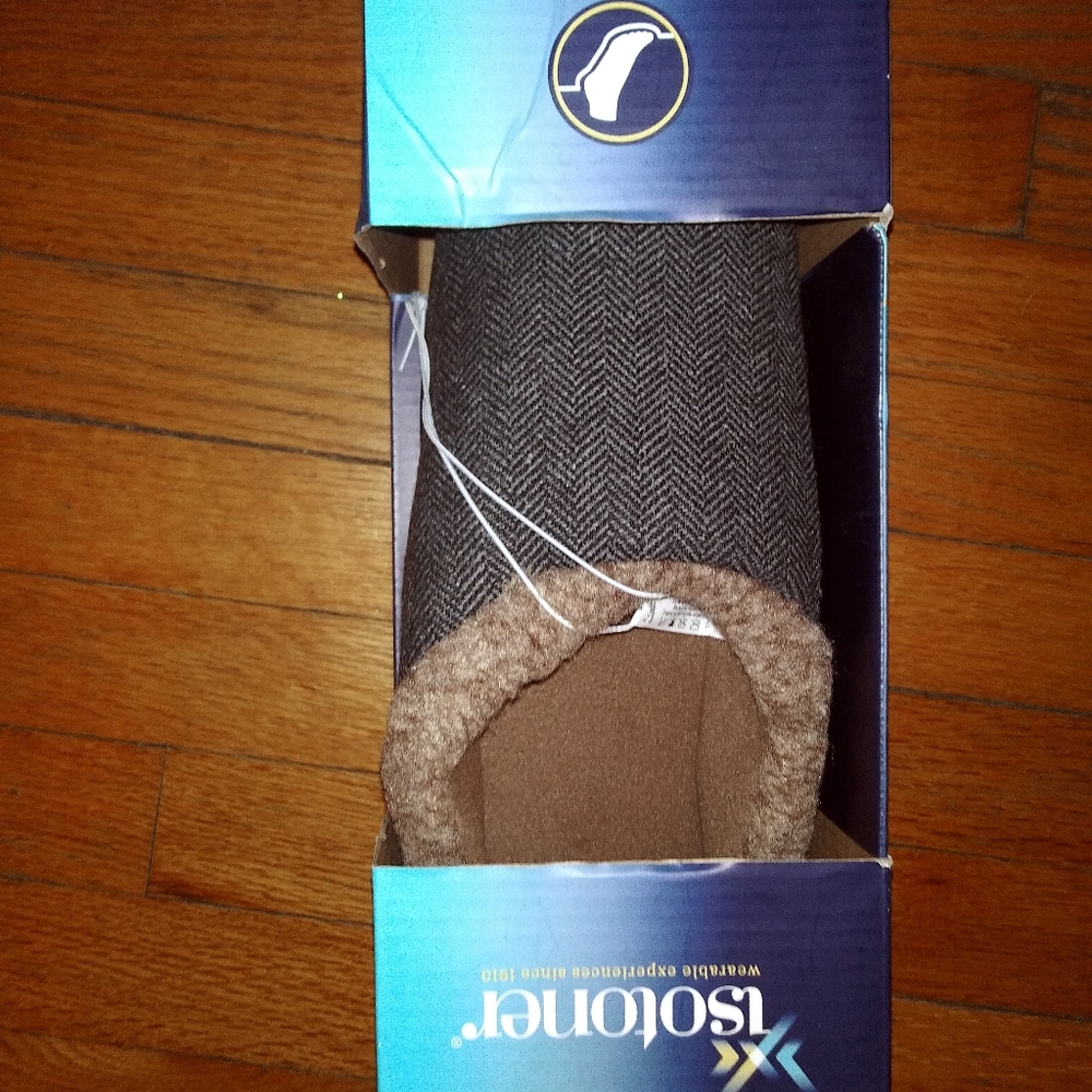 Isotoner NIB Men's Memory Foam Slippers